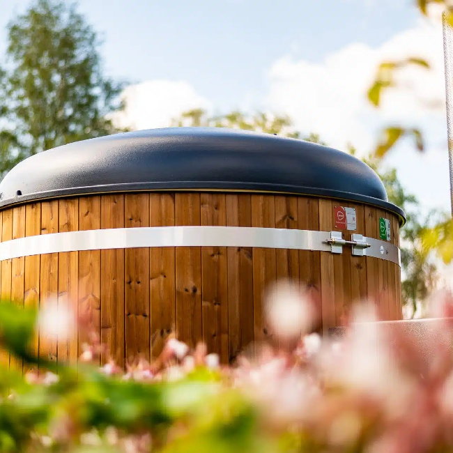 Kirami Steady Hottub: Ergonomisch Comfort in Modern Fins Design